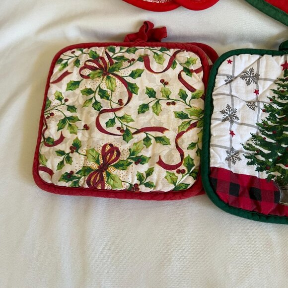 Set Of Christmas Kitchen Linens & Accessories Including Oven Mitts Pot Holders T - Picture 9 of 9